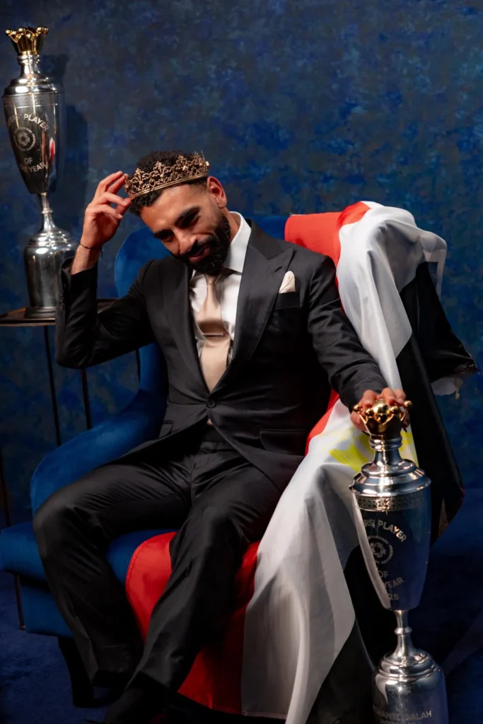 محمد صلاح يحتفل بالفوز بجائزة أفضل لاعب في الدوري الإنجليزي