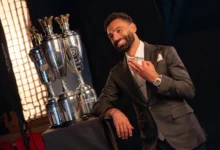محمد صلاح يحتفل بالفوز بجائزة أفضل لاعب في الدوري الإنجليزي