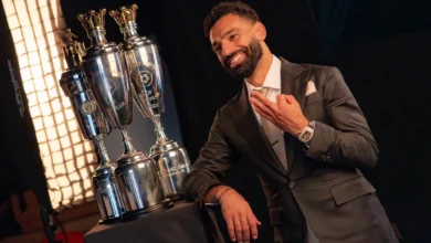 محمد صلاح يحتفل بالفوز بجائزة أفضل لاعب في الدوري الإنجليزي