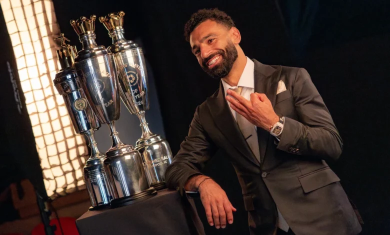 محمد صلاح يحتفل بالفوز بجائزة أفضل لاعب في الدوري الإنجليزي