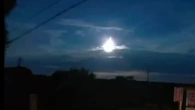 كرة نارية ضخمة تحترق فوق اليابان، لقطة من الفيديو