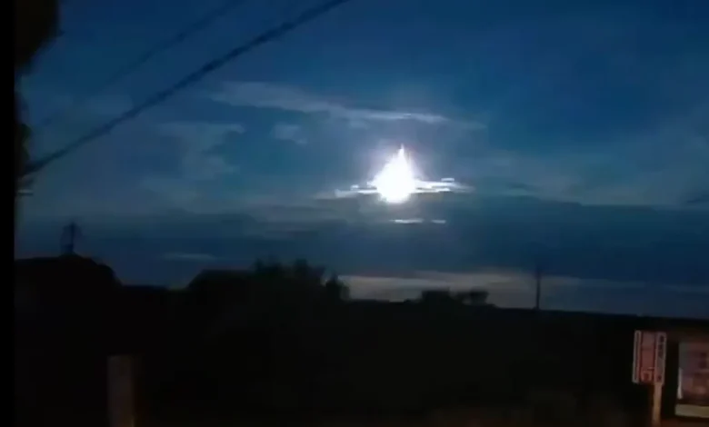 كرة نارية ضخمة تحترق فوق اليابان، لقطة من الفيديو