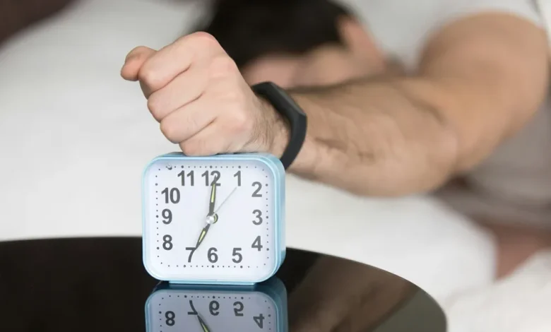 كيف يؤثر تغيير التوقيت الصيفي والشتوي على صحتنا؟، Photo by Solving Healthcare on Unsplash