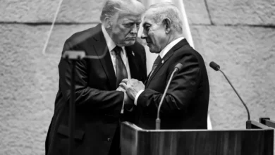 صورة نشرها البيت الأبيض للرئيس الأمريكي دونالد ترامب ورئيس وزراء إسرائيل بنيامين نتنياهو في الكنيست، 13 أكتوبر 2025