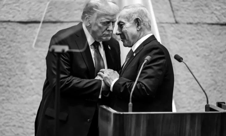 صورة نشرها البيت الأبيض للرئيس الأمريكي دونالد ترامب ورئيس وزراء إسرائيل بنيامين نتنياهو في الكنيست، 13 أكتوبر 2025