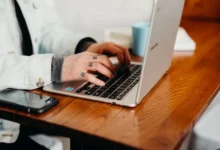 كيف تختار الكمبيوتر أو اللابتوب المناسب لاحتياجاتك؟ دليل شامل قبل الشراء، Photo by Brooke Cagle on Unsplash