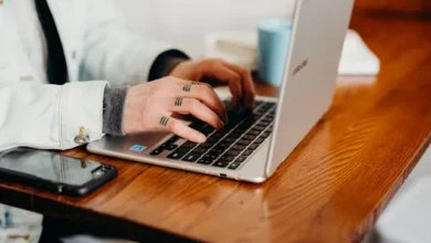 كيف تختار الكمبيوتر أو اللابتوب المناسب لاحتياجاتك؟ دليل شامل قبل الشراء، Photo by Brooke Cagle on Unsplash