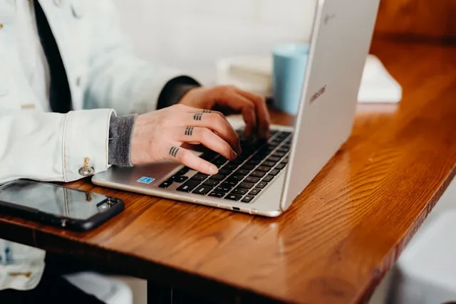 كيف تختار الكمبيوتر أو اللابتوب المناسب لاحتياجاتك؟ دليل شامل قبل الشراء، Photo by Brooke Cagle on Unsplash