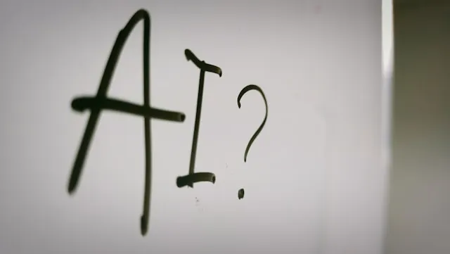 دليل المبتدئين لاستخدام أدوات الذكاء الاصطناعي في العمل والدراسة، Photo by Nahrizul Kadri on Unsplash