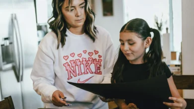 لماذا يتجه الآباء إلى "FAFO" لتربية أطفالهم؟ Photo by Tim Mossholder on Unsplash