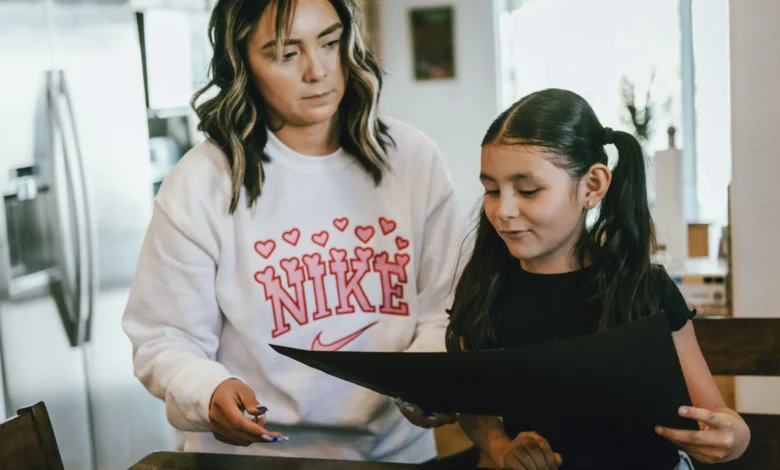 لماذا يتجه الآباء إلى "FAFO" لتربية أطفالهم؟ Photo by Tim Mossholder on Unsplash