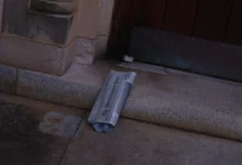 صحيفة واشنطن بوست على عتبة أحد البيوت، Photo by Hannah Tu on Unsplash