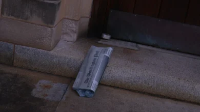 صحيفة واشنطن بوست على عتبة أحد البيوت، Photo by Hannah Tu on Unsplash