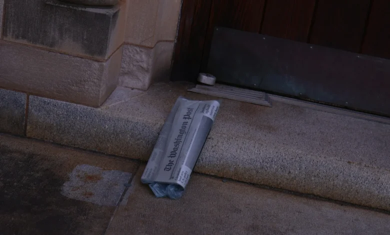 صحيفة واشنطن بوست على عتبة أحد البيوت، Photo by Hannah Tu on Unsplash