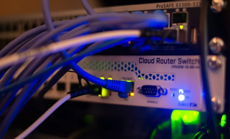 معدات شبكات متصلة بكابلات Ethernet — تصوير: Albert Stoynov / Unsplash، مستخدمة بموجب ترخيص Unsplash الذي يسمح بالاستخدام المجاني، بما فيه التجاري.