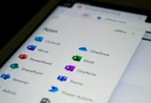 أيقونات تطبيقات Microsoft Office على شاشة — تصوير Ed Hardie عبر Unsplash — متاحة للاستخدام المجاني والتجاري وفق ترخيص Unsplash، وتبقى العلامات التجارية لأصحابها.