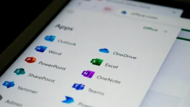 أيقونات تطبيقات Microsoft Office على شاشة — تصوير Ed Hardie عبر Unsplash — متاحة للاستخدام المجاني والتجاري وفق ترخيص Unsplash، وتبقى العلامات التجارية لأصحابها.