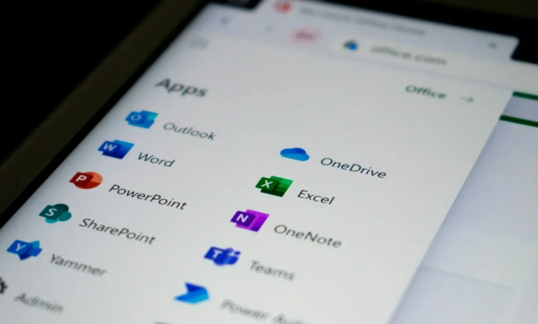 أيقونات تطبيقات Microsoft Office على شاشة — تصوير Ed Hardie عبر Unsplash — متاحة للاستخدام المجاني والتجاري وفق ترخيص Unsplash، وتبقى العلامات التجارية لأصحابها.