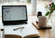 صورة تعبيرية للابتوب ودفتر ملاحظات على مكتب، في أجواء مناسبة للتعلّم أونلاين — تصوير: Nick Morrison / Unsplash، متاحة للاستخدام المجاني، بما فيه التجاري، وفق ترخيص Unsplash.