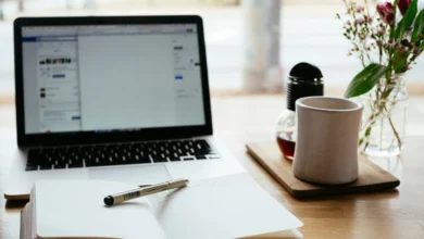 صورة تعبيرية للابتوب ودفتر ملاحظات على مكتب، في أجواء مناسبة للتعلّم أونلاين — تصوير: Nick Morrison / Unsplash، متاحة للاستخدام المجاني، بما فيه التجاري، وفق ترخيص Unsplash.