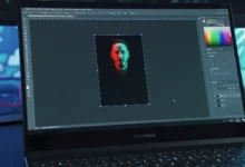 شاشة لابتوب تعرض تحرير صورة باستخدام Adobe Photoshop — تصوير Onur Binay عبر Unsplash — متاحة للاستخدام المجاني والتجاري بموجب ترخيص Unsplash.